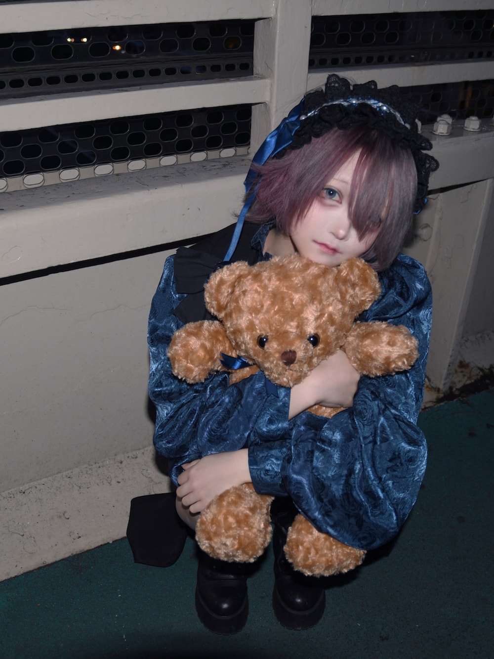 ブラウン系のパンツ、ブラック系のベスト、ブルー系のシャツ/ブラウスを着用したメンズの春コーディネートの2枚目の写真