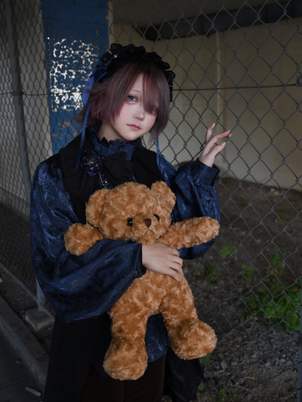 ブラウン系のパンツ、ブラック系のベスト、ブルー系のシャツ/ブラウスを着用したメンズの春コーディネートの3枚目の写真