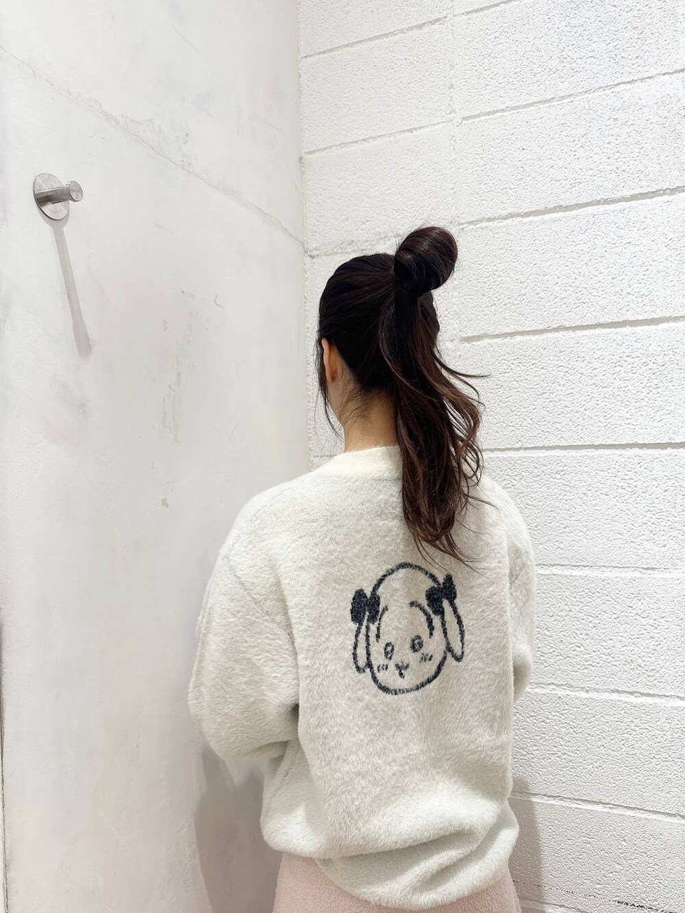 ベージュ系のカーディガン/ボレロ、ピンク系のルームウェア/パジャマを着用したレディースの冬コーディネートの3枚目の写真