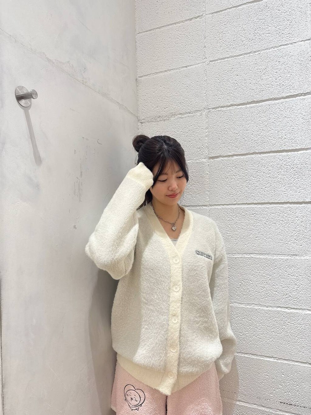 ベージュ系のカーディガン/ボレロ、ピンク系のルームウェア/パジャマを着用したレディースの冬コーディネートの2枚目の写真