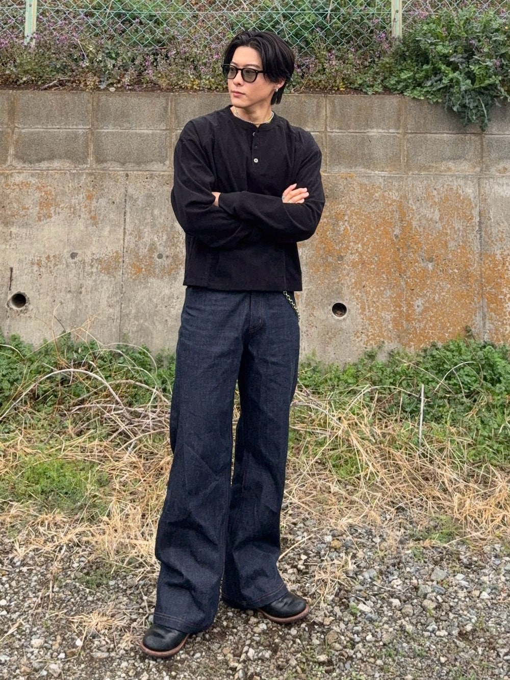 ブラック系のTシャツ/カットソー、ブラック系のデニムパンツ、ブラック系のブーツを着用したメンズの春コーディネートの2枚目の写真