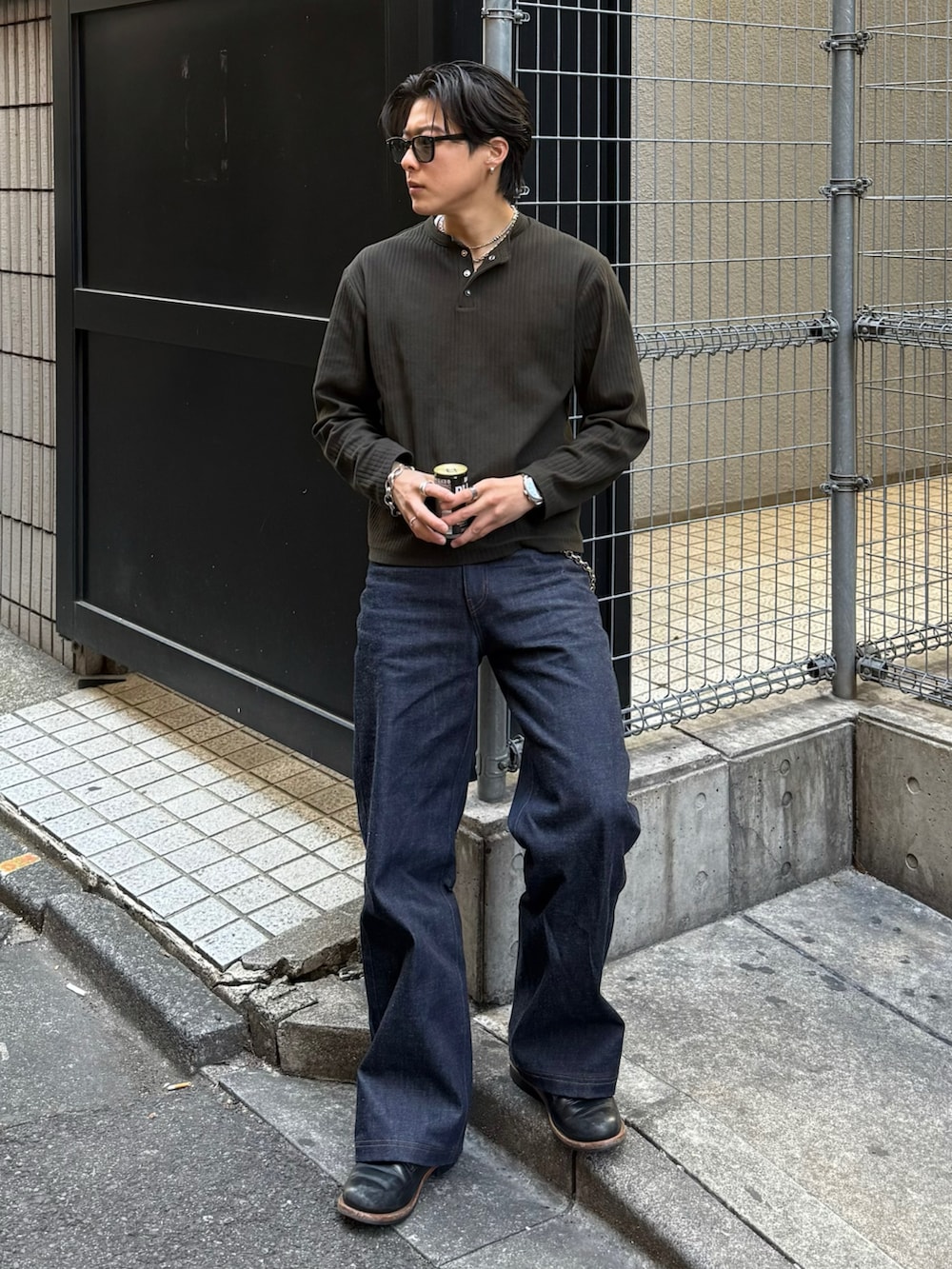 ブラック系のTシャツ/カットソー、ブラック系のデニムパンツ、ブラック系のブーツを着用したメンズの春コーディネートの2枚目の写真