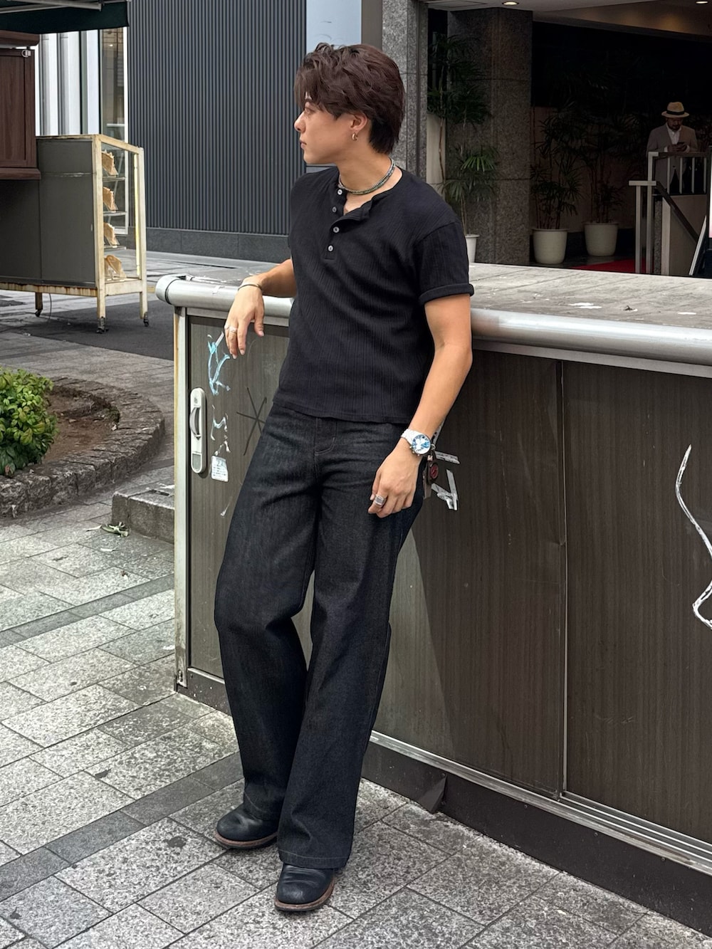 ブラック系のTシャツ/カットソー、ブラック系のデニムパンツ、ブラック系のブーツを着用したメンズの夏コーディネートの2枚目の写真