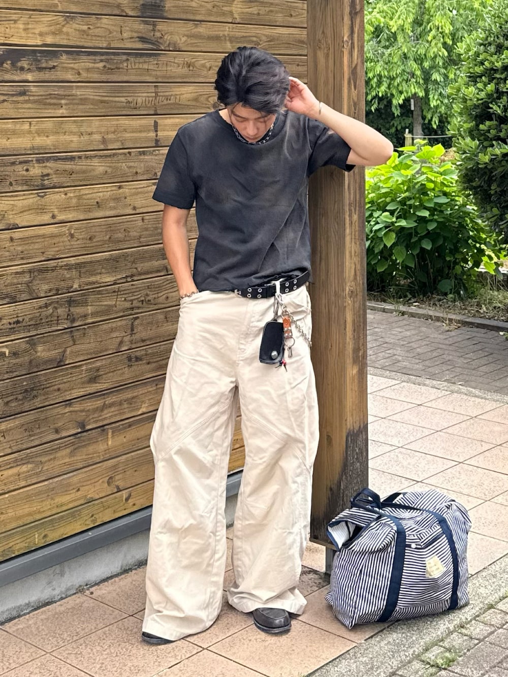 ブラック系のTシャツ/カットソー、ホワイト系のその他パンツ、グレー系のローファーを着用したメンズの夏コーディネートの2枚目の写真