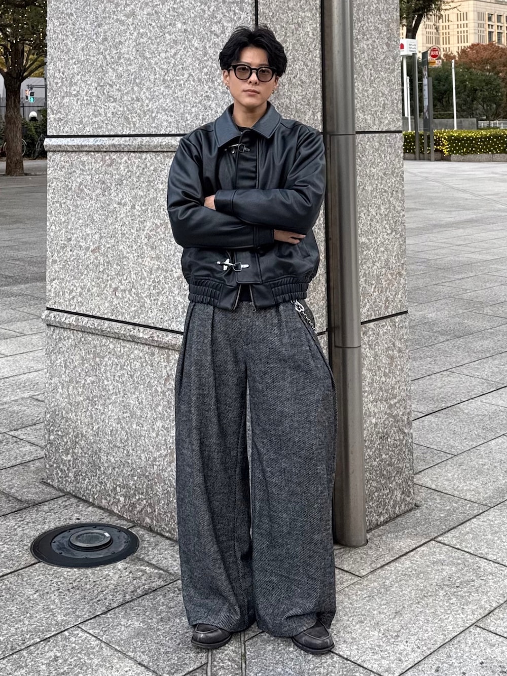 ブラック系のスウェット、ブラック系のブルゾン、グレー系のスラックスを着用したメンズの冬コーディネートの2枚目の写真