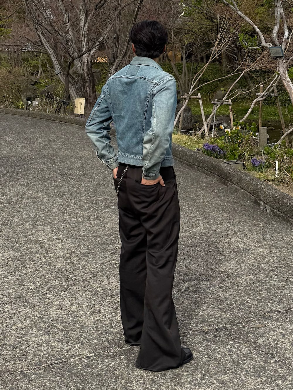 ホワイト系のシャツ/ブラウス、ブルー系のデニムジャケット、ブラウン系のスラックスを着用したメンズの春コーディネートの3枚目の写真