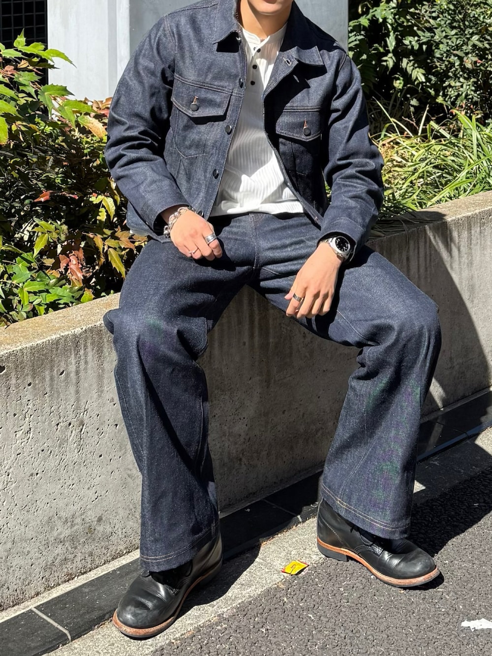 ホワイト系のTシャツ/カットソー、ブルー系のデニムジャケット、ブラック系のデニムパンツを着用したメンズの春コーディネートの2枚目の写真