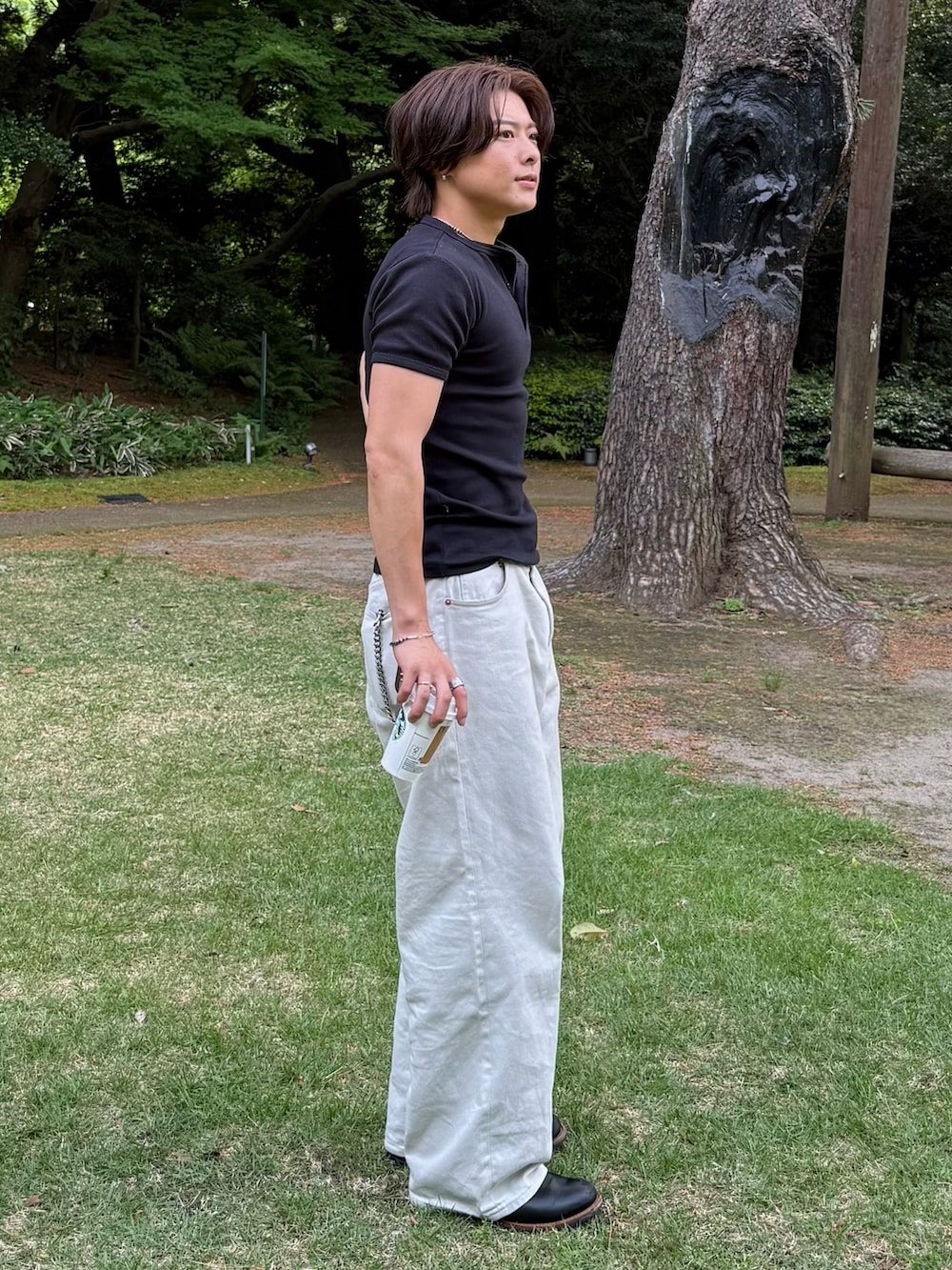 ブラック系のTシャツ/カットソー、グレー系のデニムパンツ、ブラック系のブーツを着用したメンズの春コーディネートの2枚目の写真
