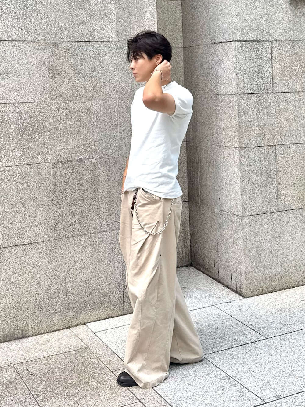 ホワイト系のTシャツ/カットソー、ホワイト系のその他パンツ、グレー系のローファーを着用したメンズの夏コーディネートの2枚目の写真