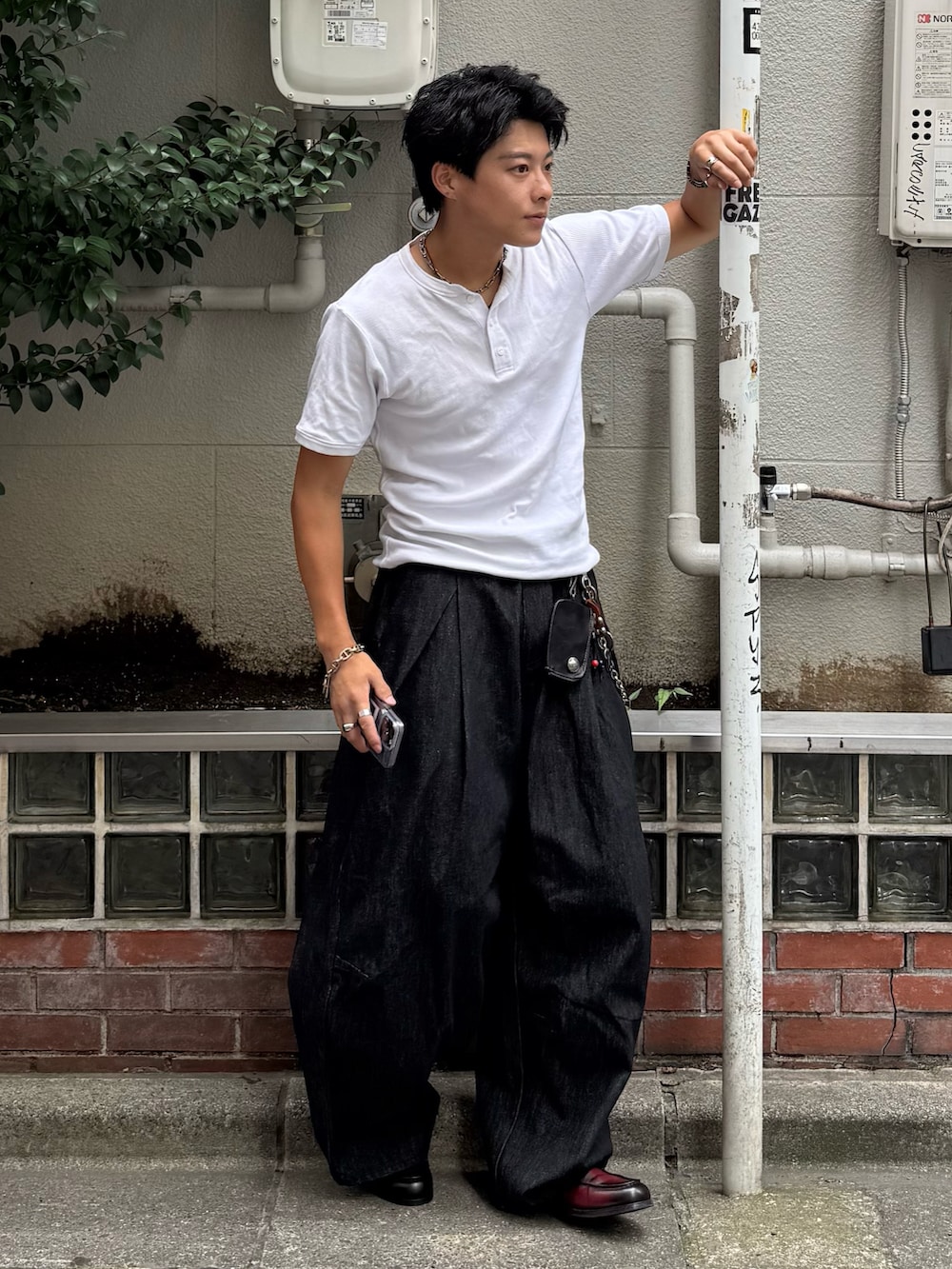 レッド系のローファー、ホワイト系のTシャツ/カットソー、ブラック系のデニムパンツを着用したメンズの夏コーディネートの2枚目の写真