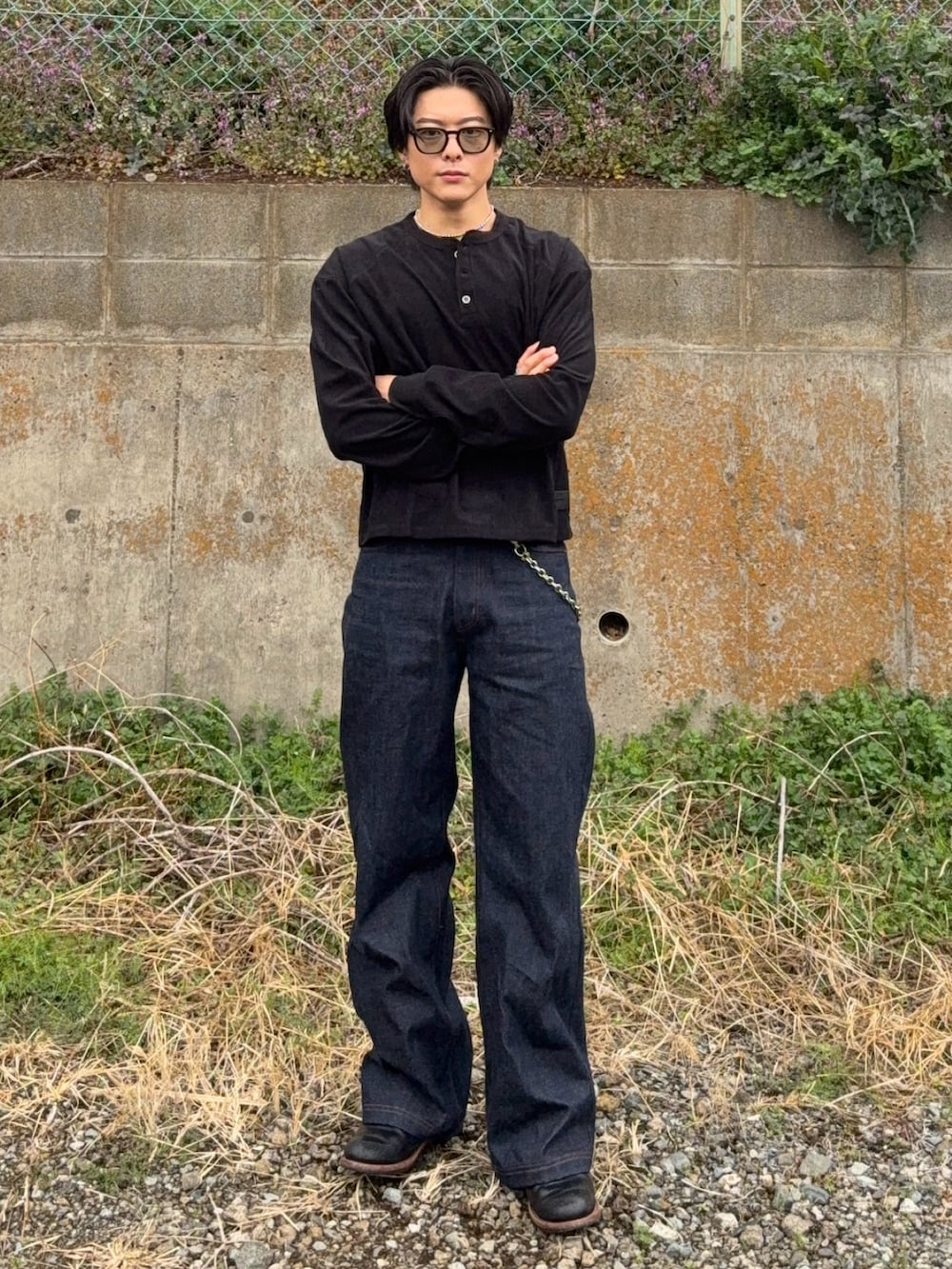 ブラック系のTシャツ/カットソー、ブラック系のデニムパンツ、ブラック系のブーツを着用したメンズの春コーディネートの3枚目の写真