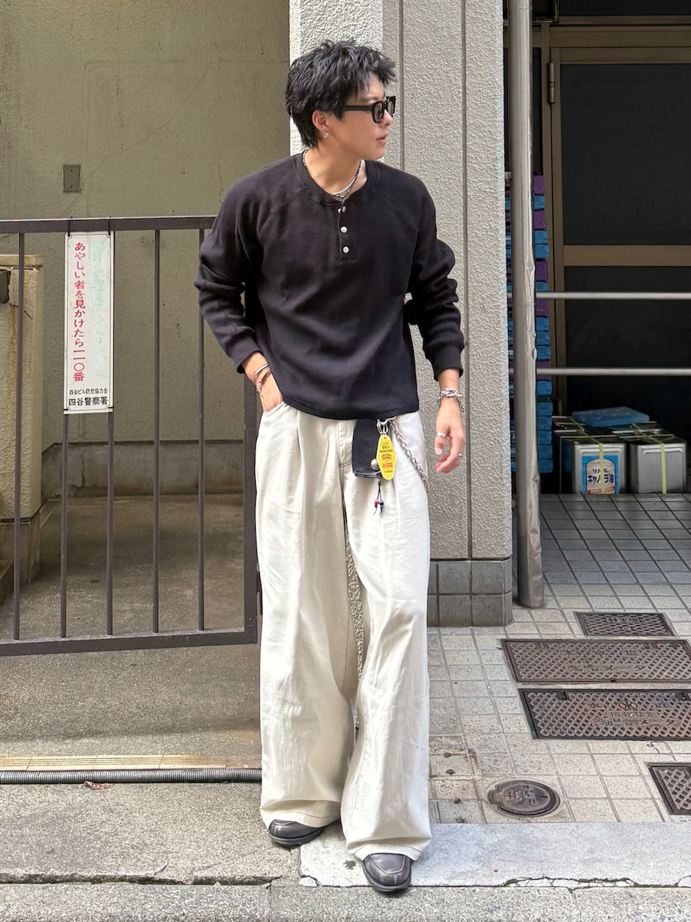 ブラック系のTシャツ/カットソー、ベージュ系のスラックス、グレー系のローファーを着用したメンズの秋コーディネートの2枚目の写真