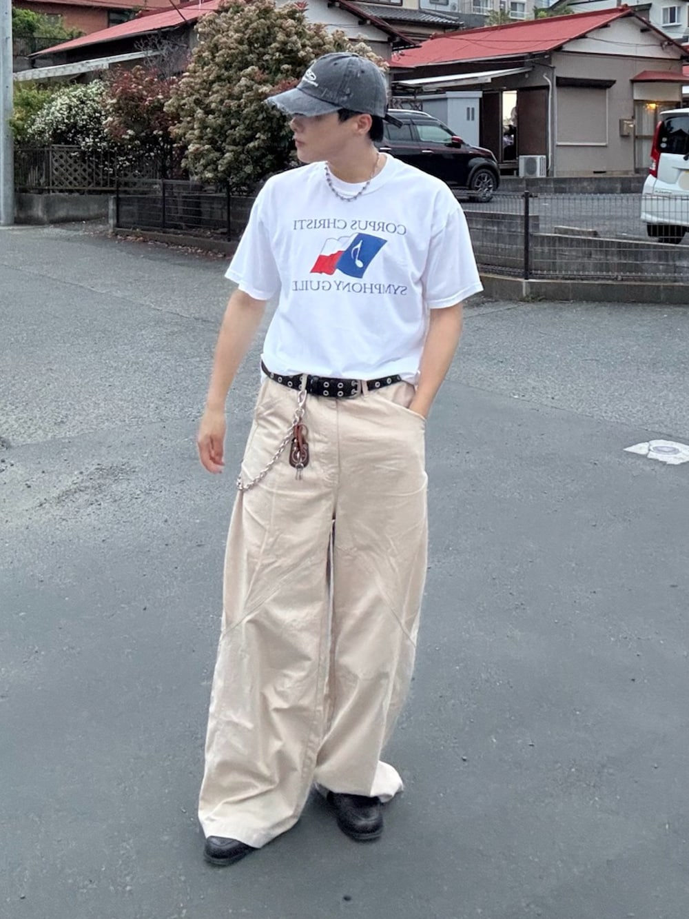 ホワイト系のTシャツ/カットソー、ホワイト系のその他パンツ、グレー系のローファーを着用したメンズの春コーディネートの2枚目の写真