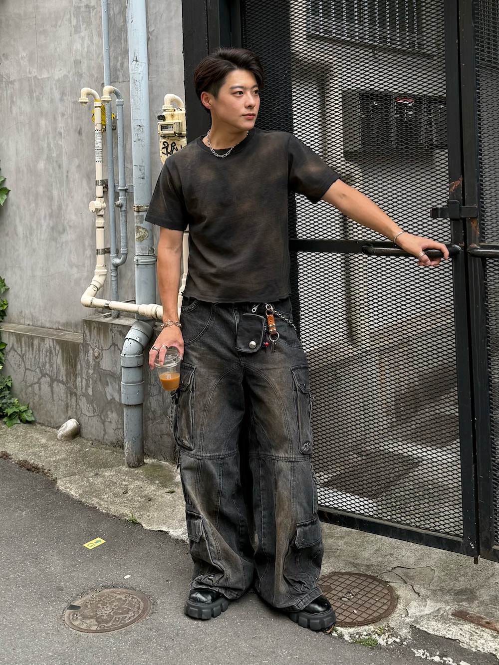 ブラック系のTシャツ/カットソー、ブラック系のデニムパンツ、ブラック系のブーツを着用したメンズの春コーディネートの4枚目の写真