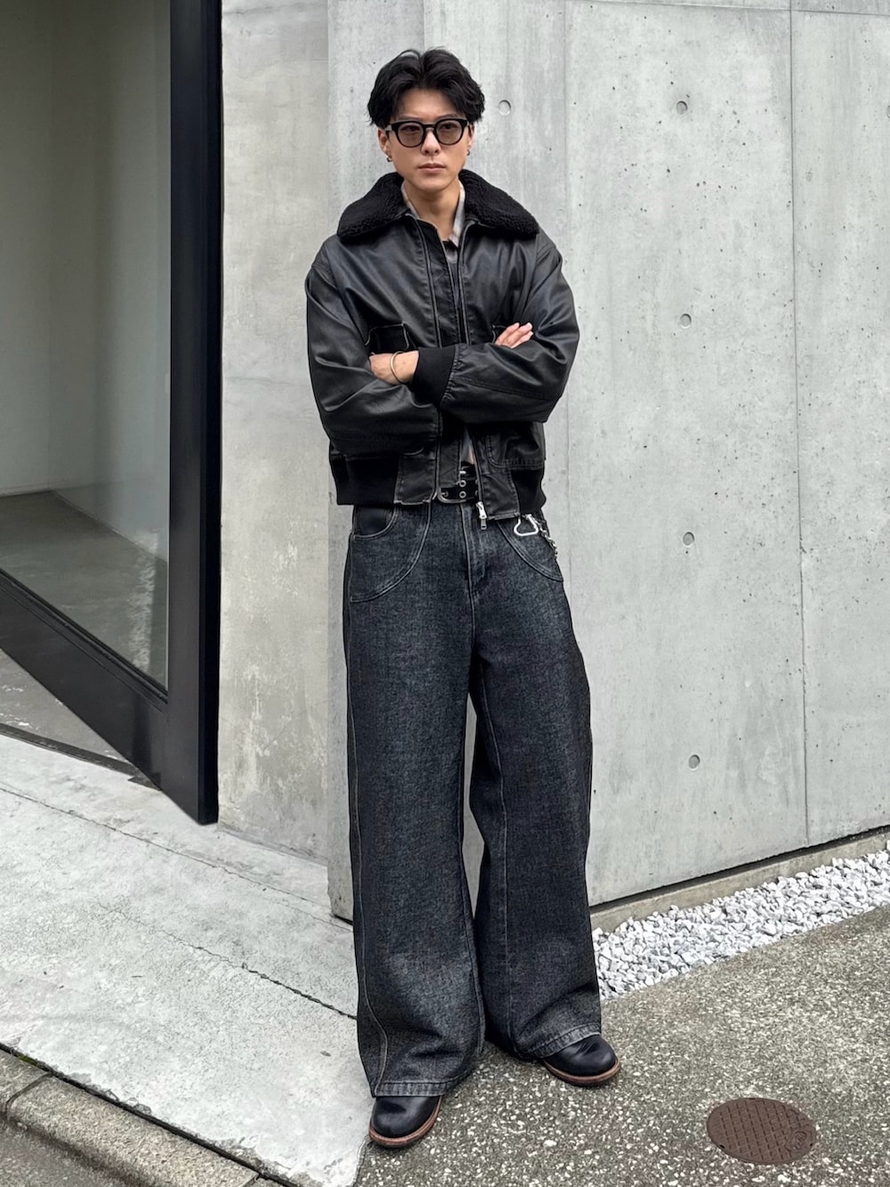 グレー系のシャツ/ブラウス、ブラック系のブルゾン、ブルー系のデニムパンツを着用したメンズの秋コーディネートの3枚目の写真