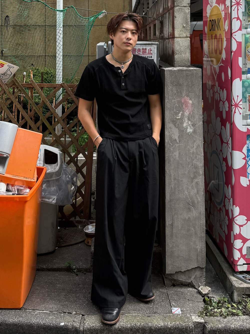 ブラック系のTシャツ/カットソー、ブラック系のスラックス、ブラック系のブーツを着用したメンズの夏コーディネートの2枚目の写真