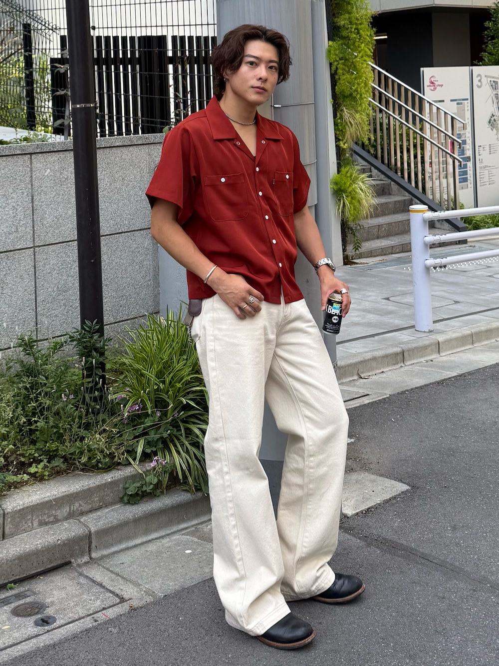 ブラック系のシャツ/ブラウス、ホワイト系のデニムパンツ、ブラック系のブーツを着用したメンズの夏コーディネートの2枚目の写真