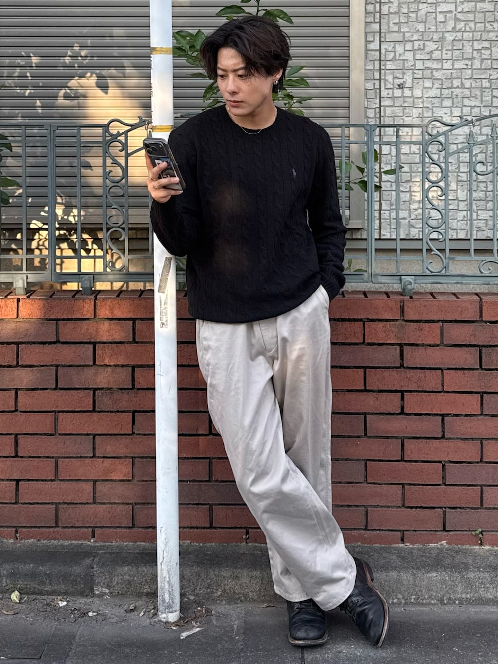 ブラック系のニット/セーターを着用したメンズの秋コーディネートの4枚目の写真