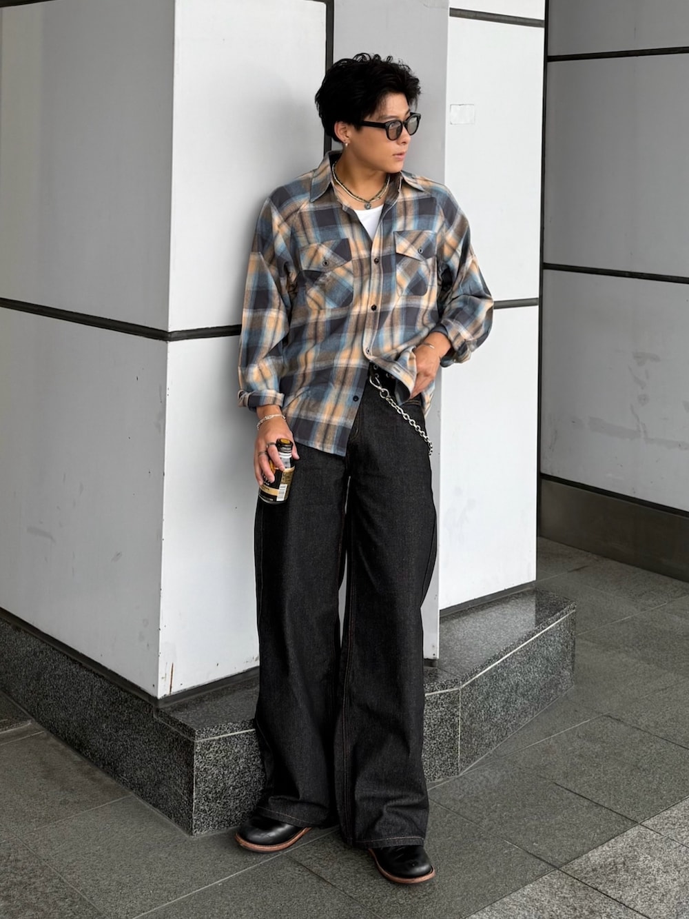 グレー系のシャツ/ブラウス、ブラック系のデニムパンツ、ブラック系のブーツを着用したメンズの秋コーディネートの3枚目の写真