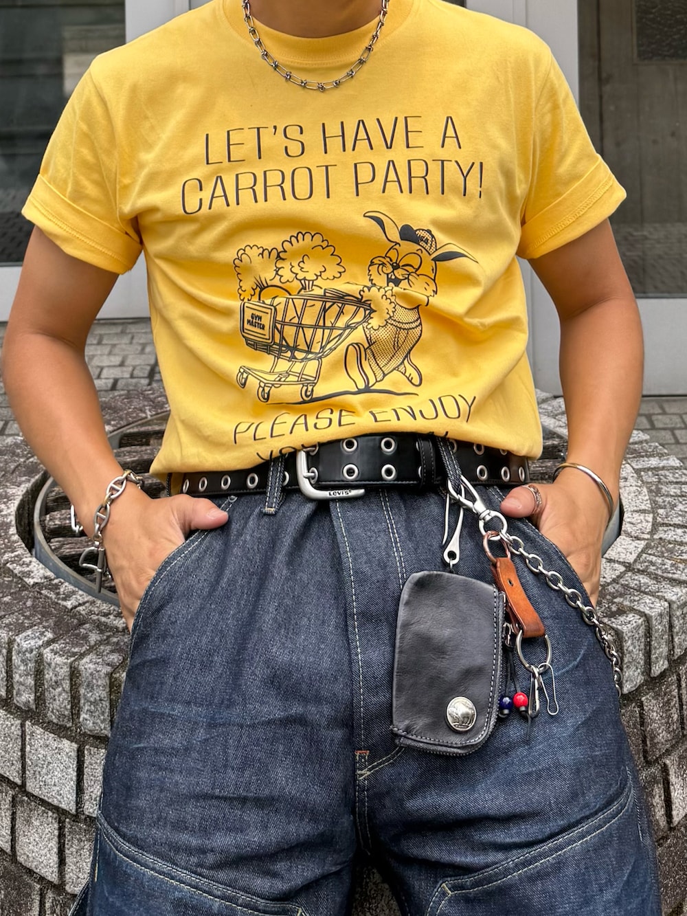 イエロー系のTシャツ/カットソー、ブルー系のデニムパンツ、グレー系のローファーを着用したメンズの夏コーディネートの3枚目の写真