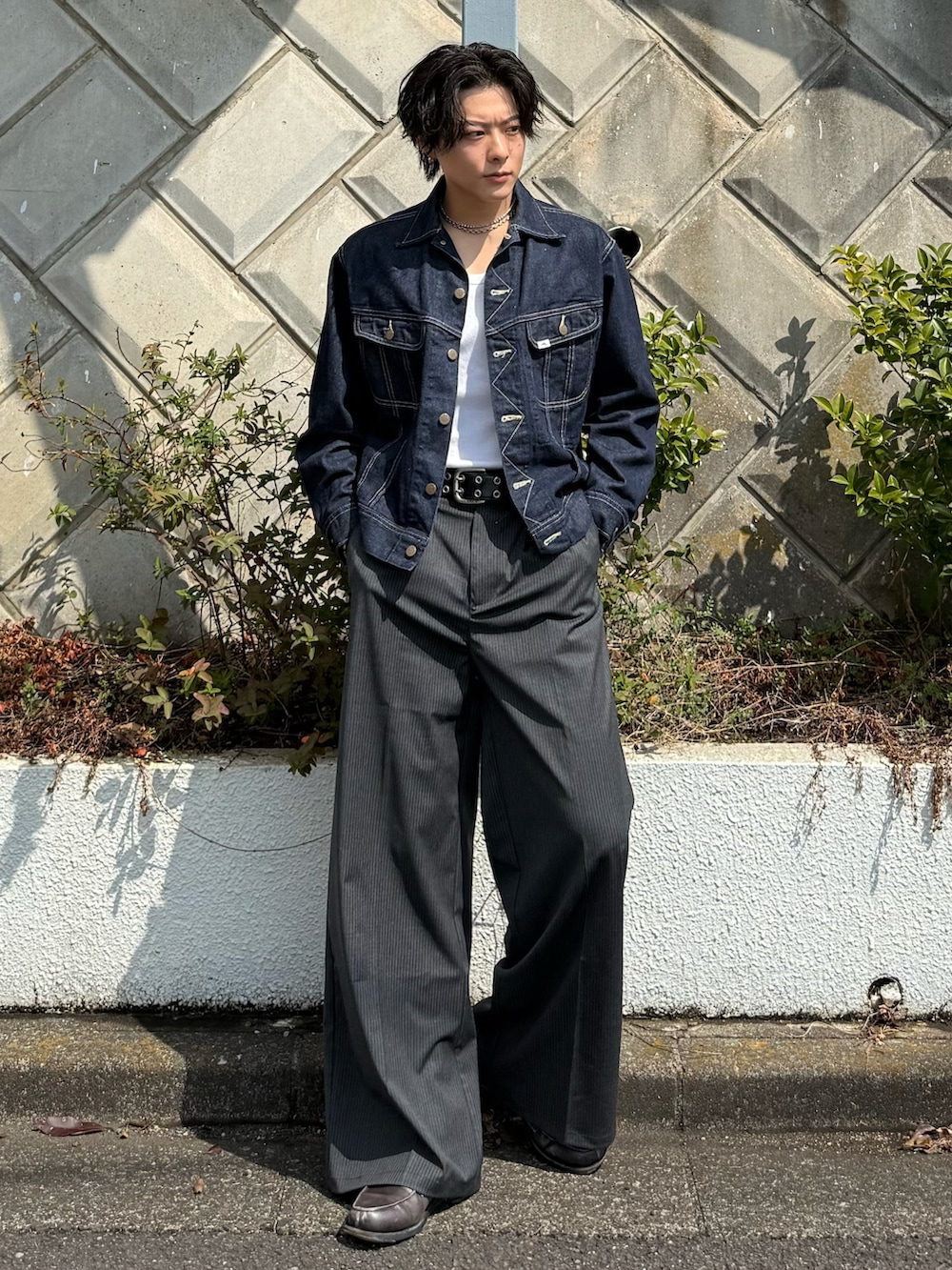 ブルー系のデニムジャケット、グレー系のスラックス、グレー系のローファーを着用したメンズの春コーディネートの2枚目の写真