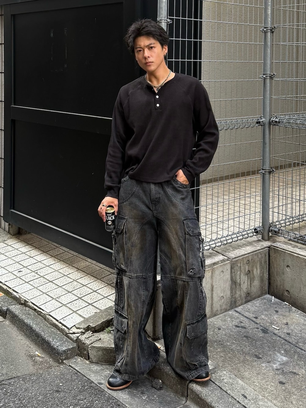 ブラック系のTシャツ/カットソー、ブラック系のデニムパンツ、ブラック系のブーツを着用したメンズの秋コーディネートの2枚目の写真