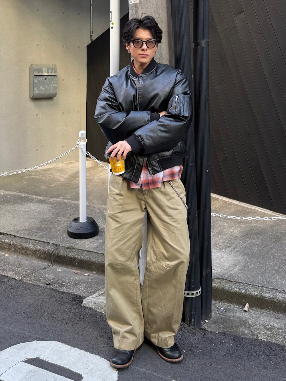 ブラック系のMA-1、オレンジ系のシャツ/ブラウス、ベージュ系のチノパンツを着用したメンズの冬コーディネートの2枚目の写真