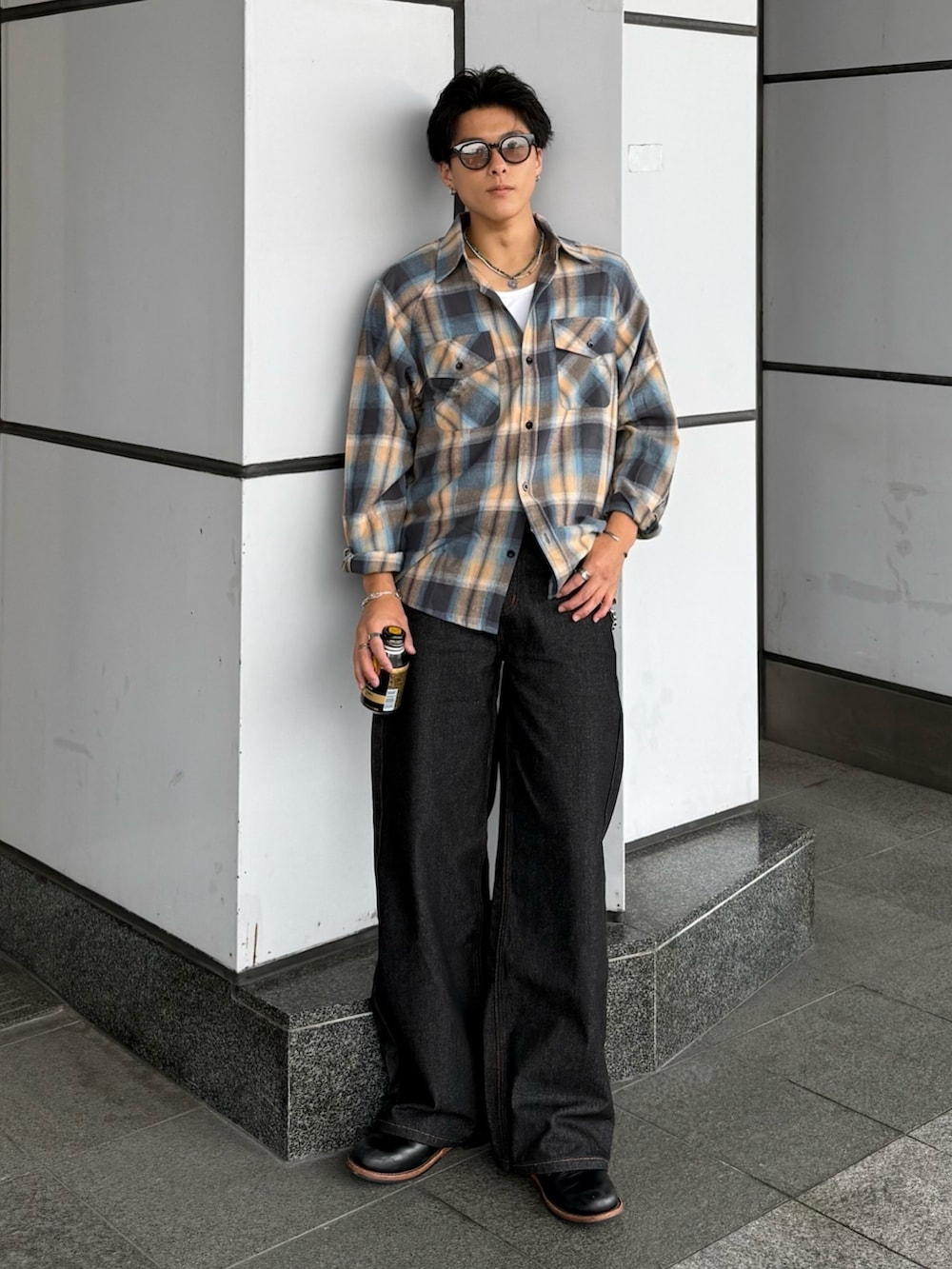 グレー系のシャツ/ブラウス、ブラック系のデニムパンツ、ブラック系のブーツを着用したメンズの秋コーディネートの2枚目の写真