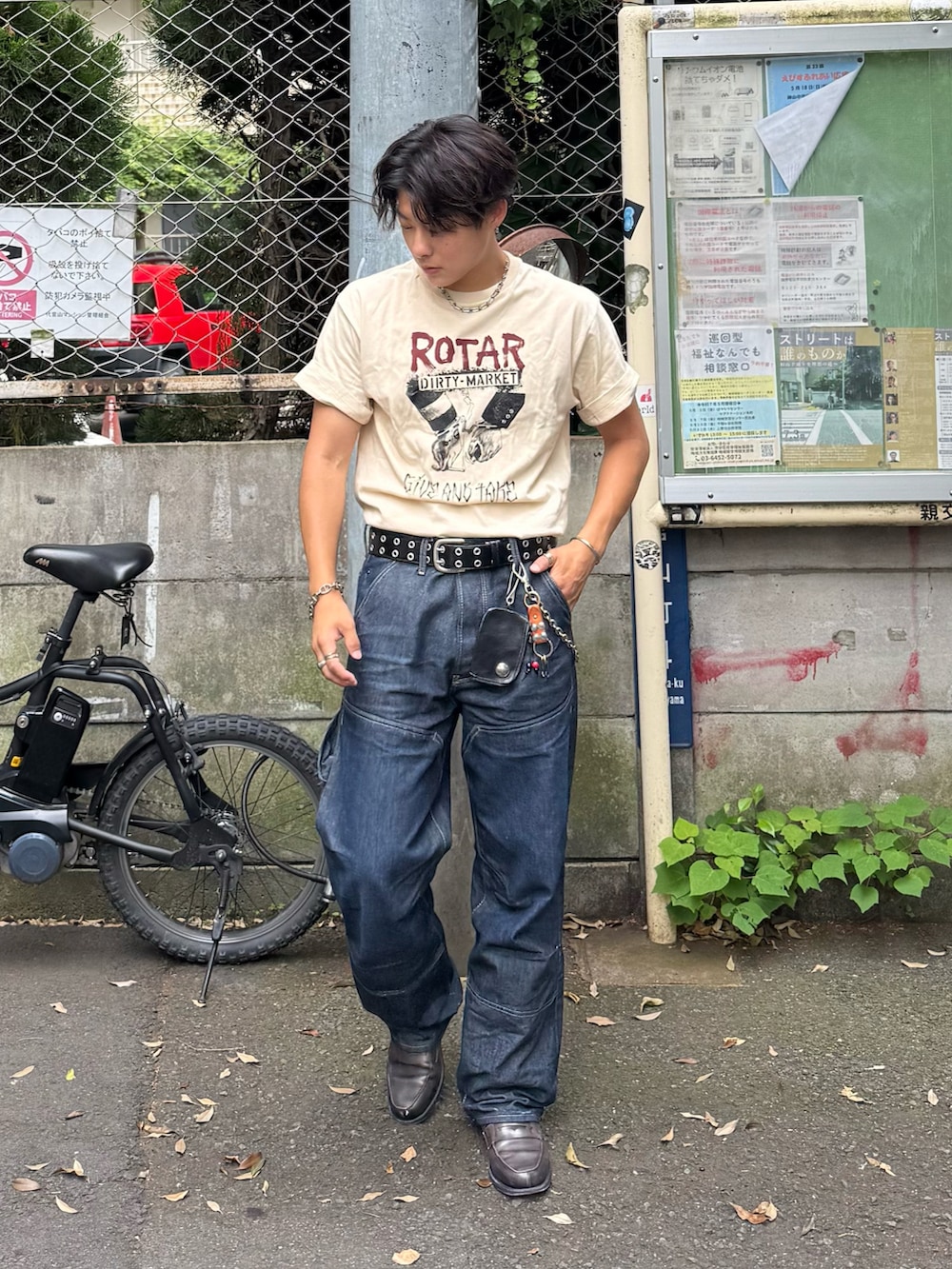 ベージュ系のTシャツ/カットソー、ブルー系のデニムパンツ、グレー系のローファーを着用したメンズの夏コーディネートの3枚目の写真