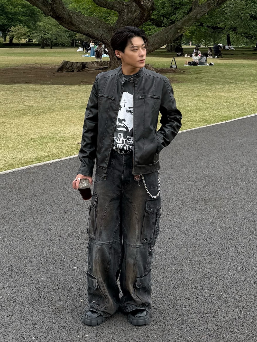 ブラック系のTシャツ/カットソー、ブラック系のライダースジャケット、ブラック系のデニムパンツを着用したメンズの春コーディネートの3枚目の写真