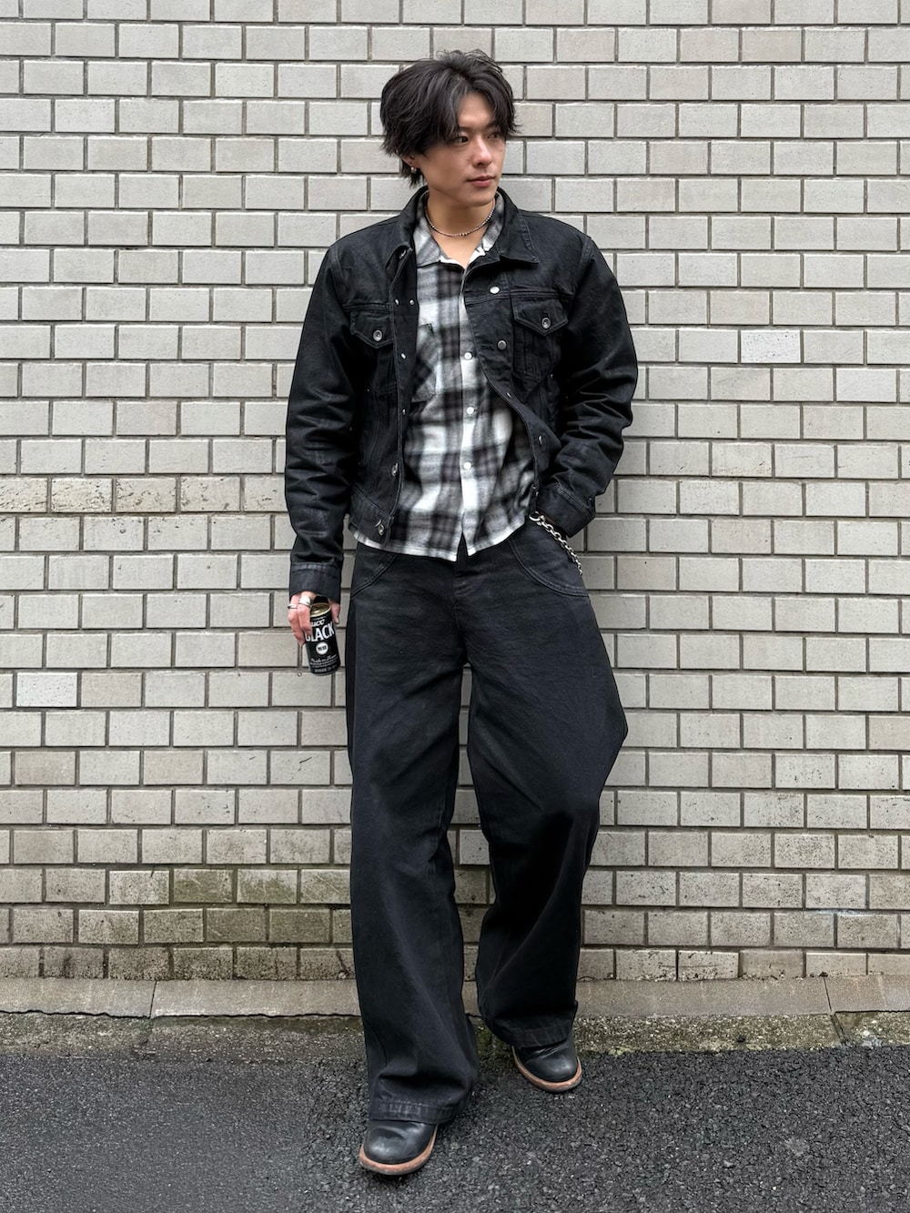 ブラック系のシャツ/ブラウス、ブラック系のデニムジャケット、ブラック系のブーツを着用したメンズの冬コーディネートの2枚目の写真