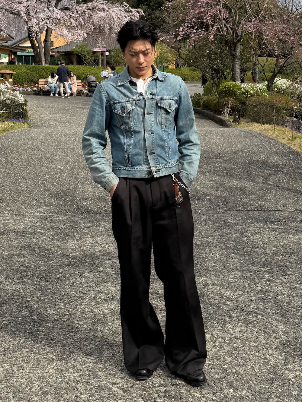 ホワイト系のシャツ/ブラウス、ブルー系のデニムジャケット、ブラウン系のスラックスを着用したメンズの春コーディネートの2枚目の写真