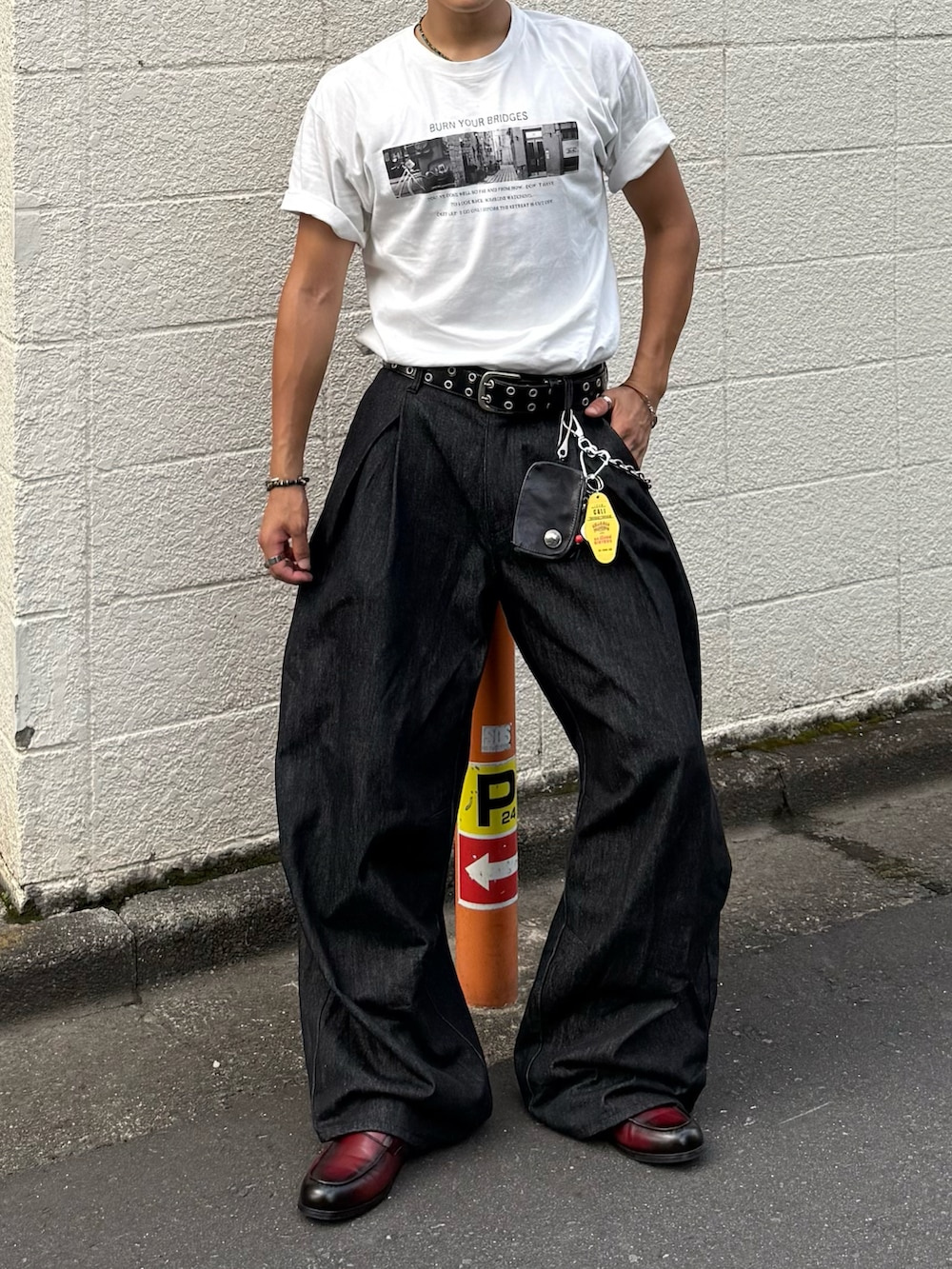 ホワイト系のTシャツ/カットソー、ブラック系のデニムパンツ、レッド系のローファーを着用したメンズの夏コーディネートの2枚目の写真