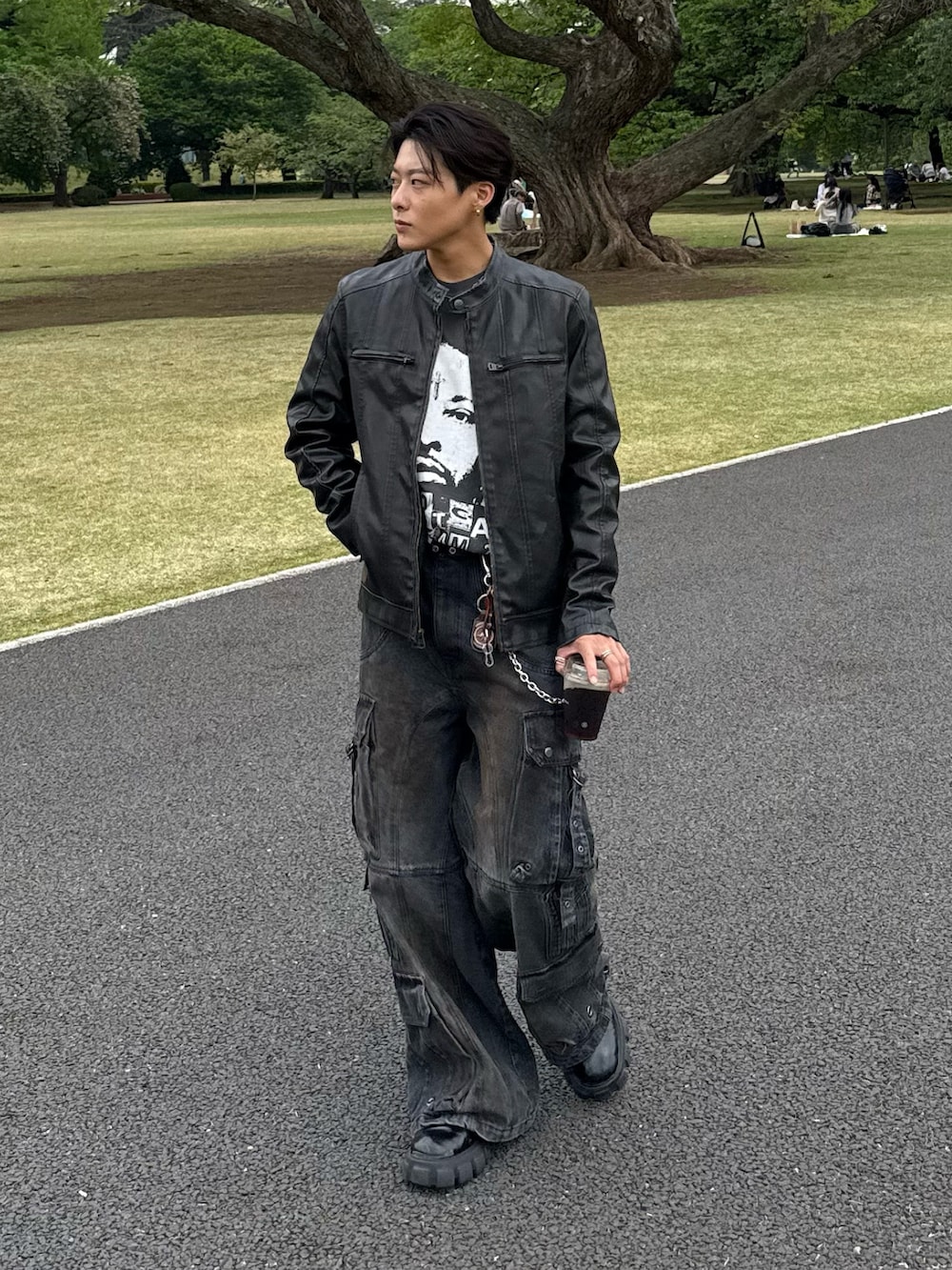 ブラック系のTシャツ/カットソー、ブラック系のライダースジャケット、ブラック系のデニムパンツを着用したメンズの春コーディネートの5枚目の写真