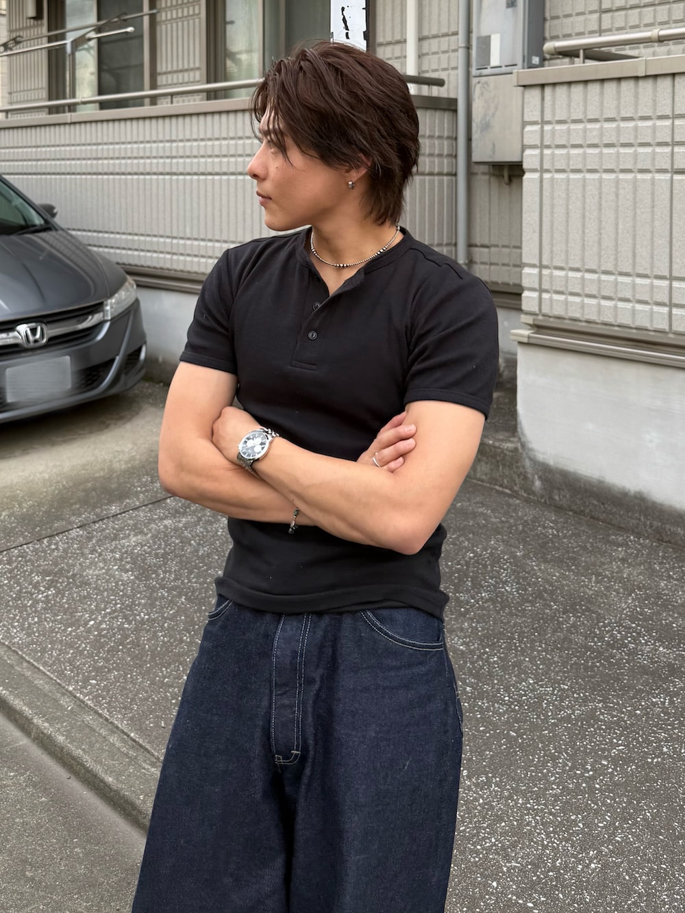 ブラック系のTシャツ/カットソー、ブルー系のデニムパンツ、ブラック系のブーツを着用したメンズの春コーディネートの3枚目の写真