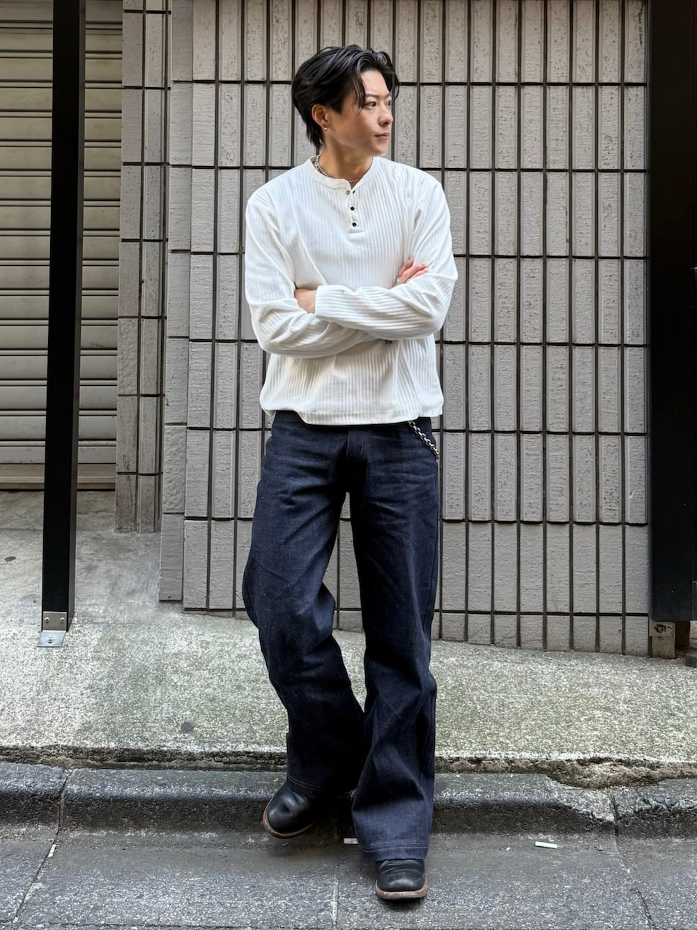 ホワイト系のTシャツ/カットソー、ブラック系のデニムパンツ、ブラック系のブーツを着用したメンズの春コーディネートの2枚目の写真