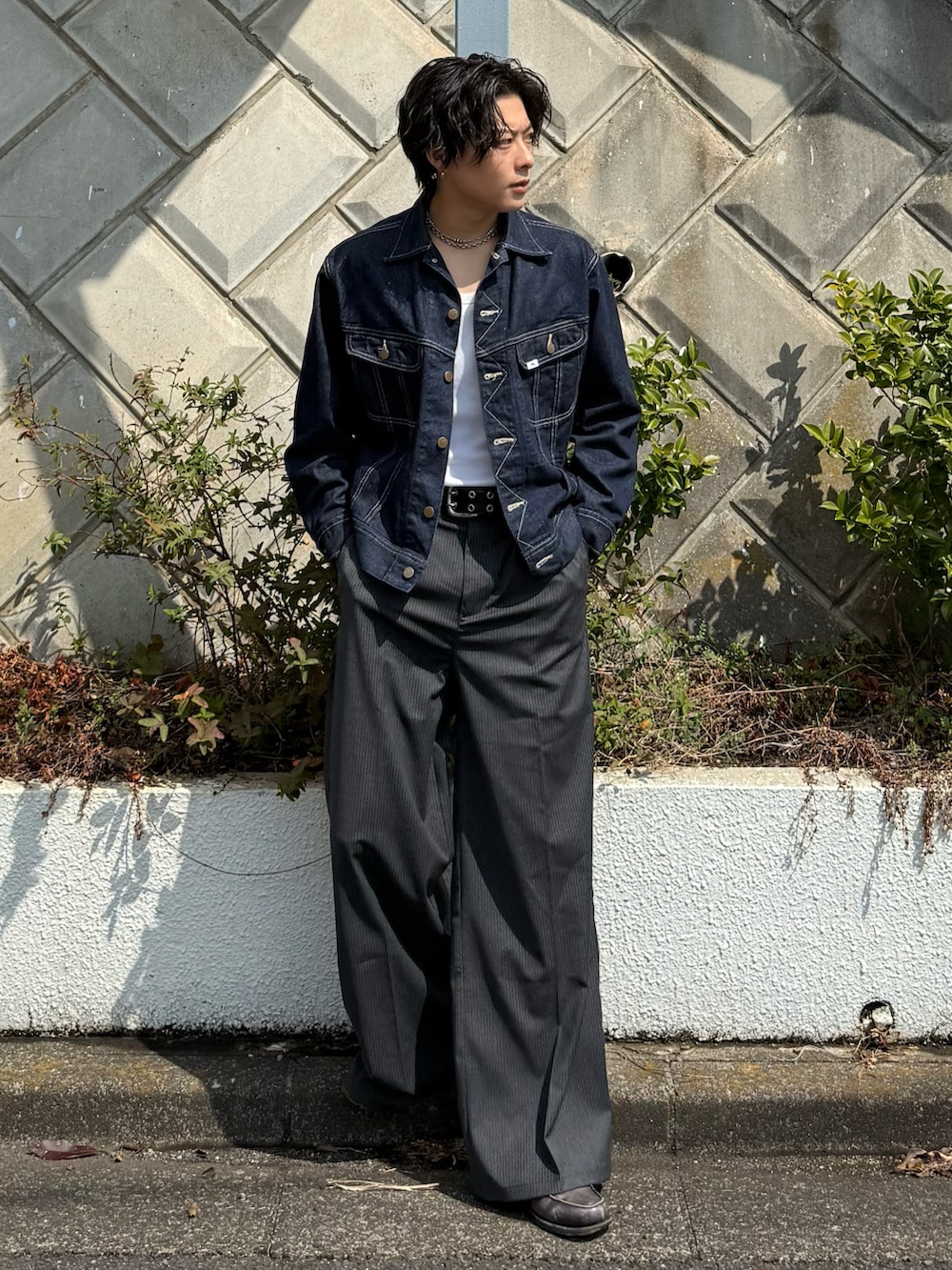 ブルー系のデニムジャケット、グレー系のスラックス、グレー系のローファーを着用したメンズの春コーディネートの3枚目の写真