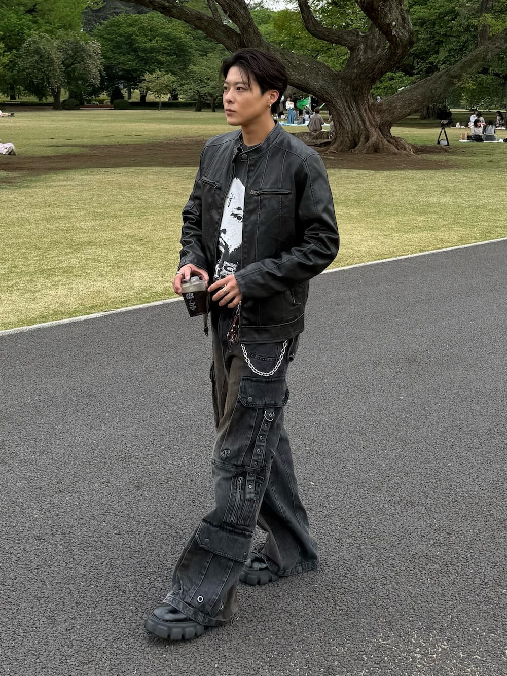 ブラック系のTシャツ/カットソー、ブラック系のライダースジャケット、ブラック系のデニムパンツを着用したメンズの春コーディネートの2枚目の写真