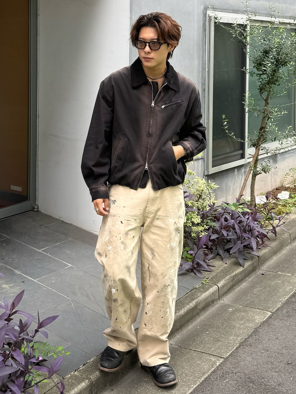 ブラック系のブルゾン、ホワイト系のその他パンツ、ブラック系のブーツを着用したメンズの秋コーディネートの2枚目の写真