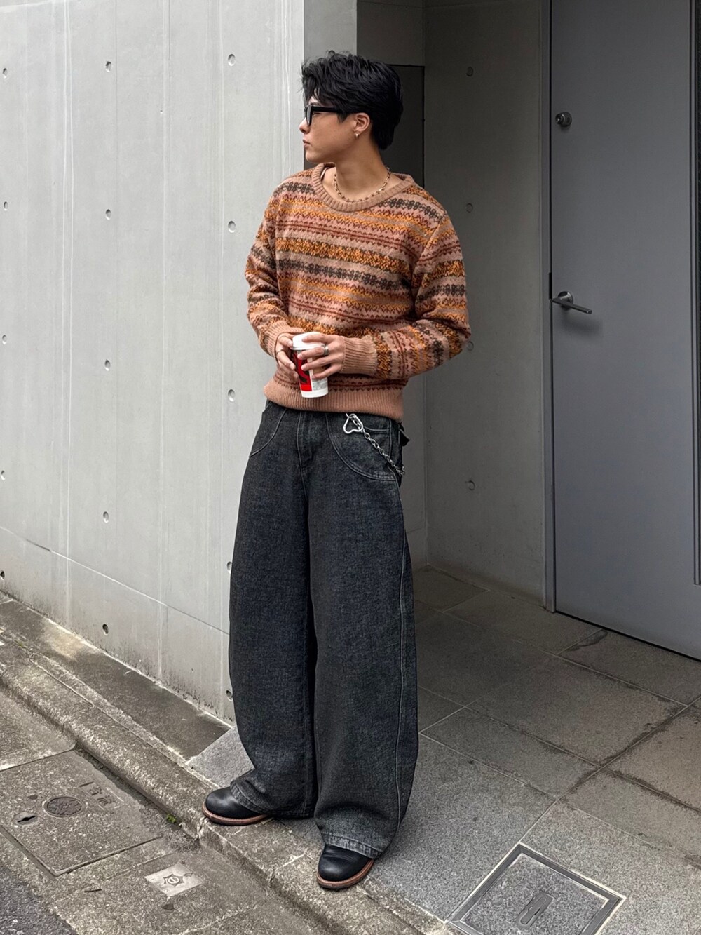 その他のニット/セーター、ブルー系のデニムパンツ、ブラック系のブーツを着用したメンズの秋コーディネートの2枚目の写真