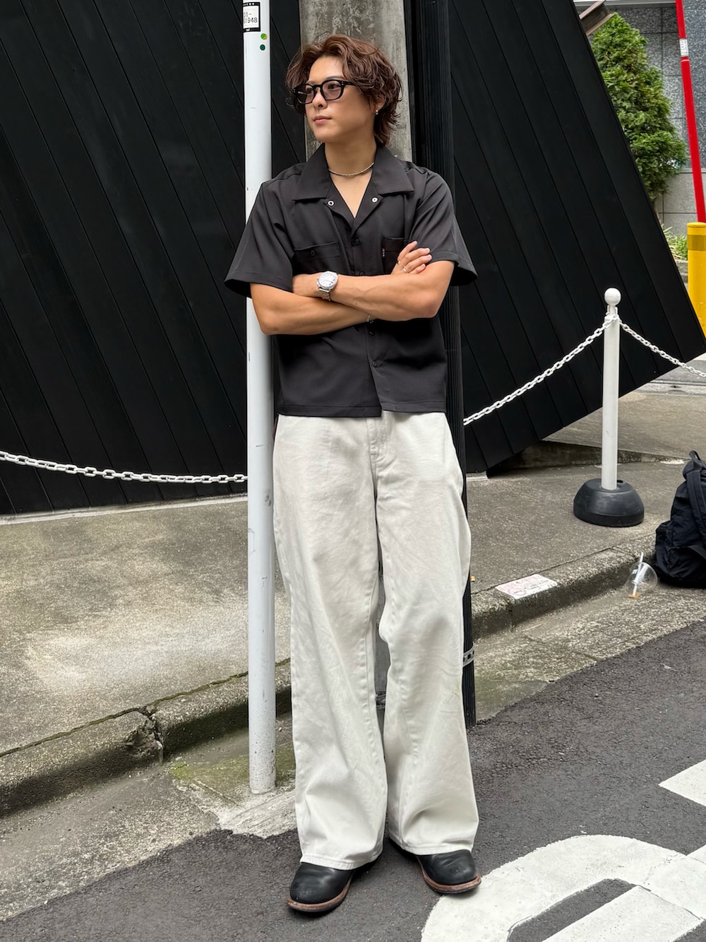 ブラック系のシャツ/ブラウス、グレー系のデニムパンツ、ブラック系のブーツを着用したメンズの夏コーディネートの2枚目の写真