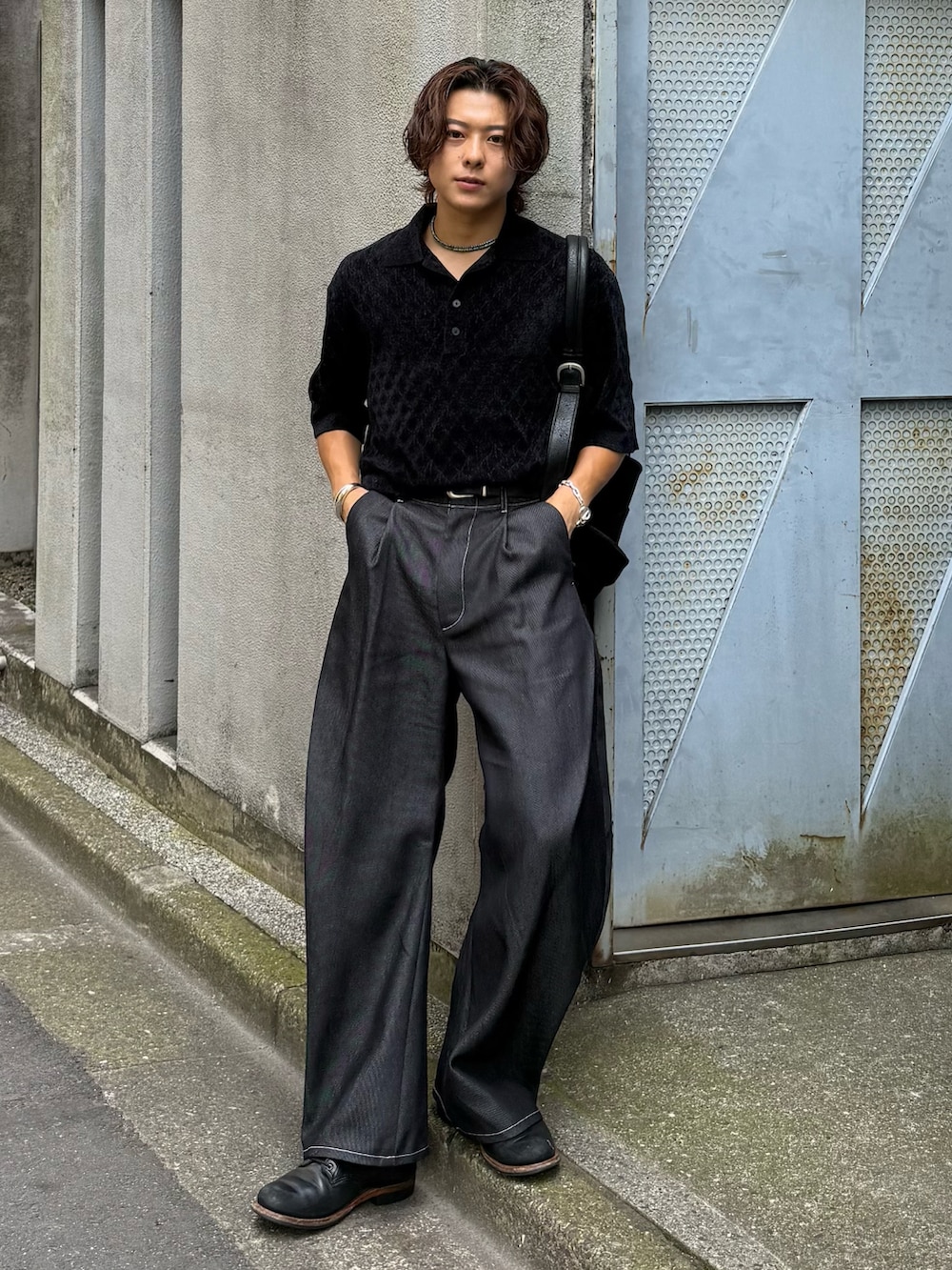 ブラック系のシャツ/ブラウス、ブラック系のデニムパンツ、ブラック系のショルダーバッグを着用したメンズの夏コーディネートの2枚目の写真