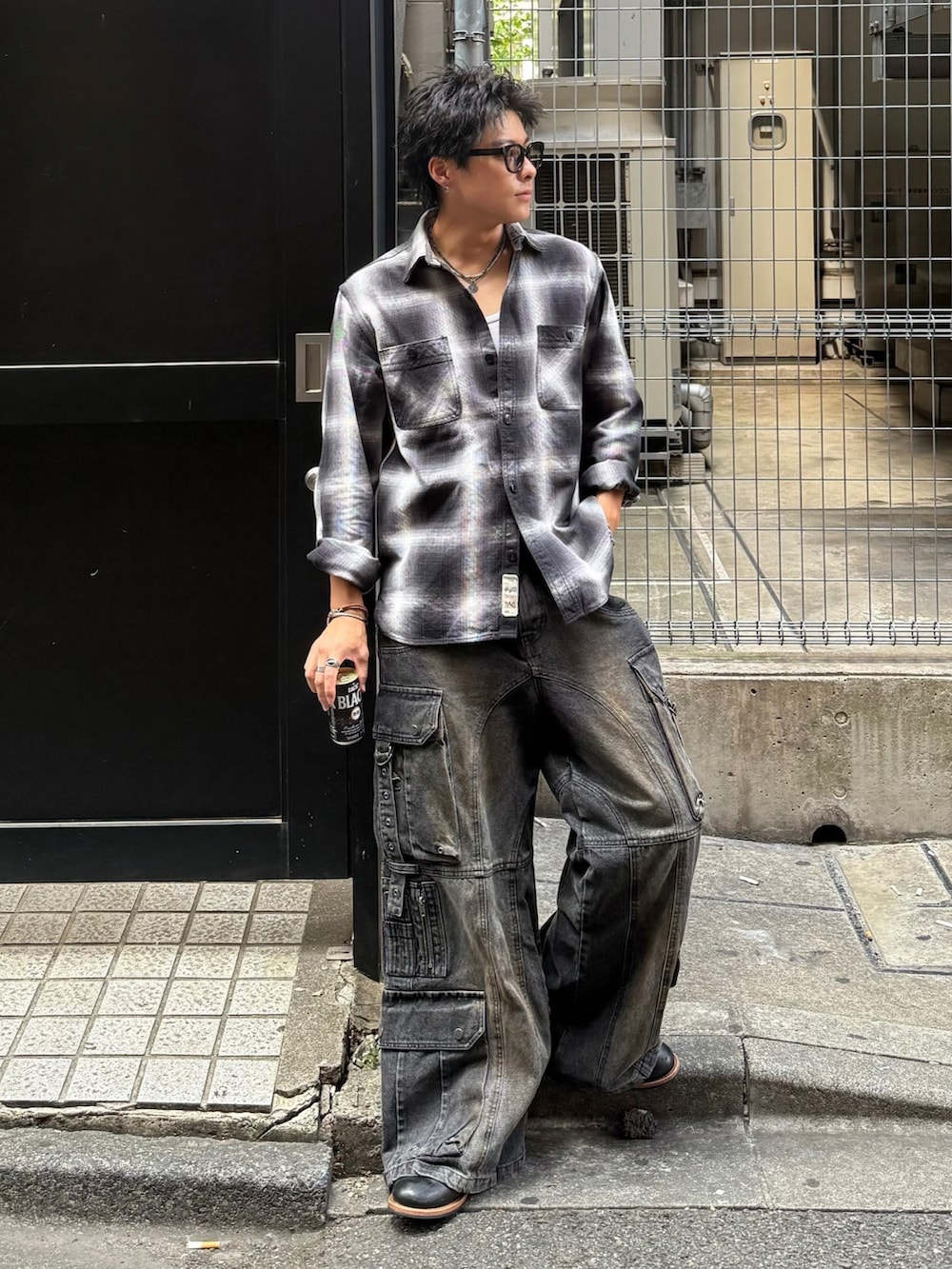 ブラック系のシャツ/ブラウス、ブラック系のブーツ、ブラック系のデニムパンツを着用したメンズの秋コーディネートの2枚目の写真