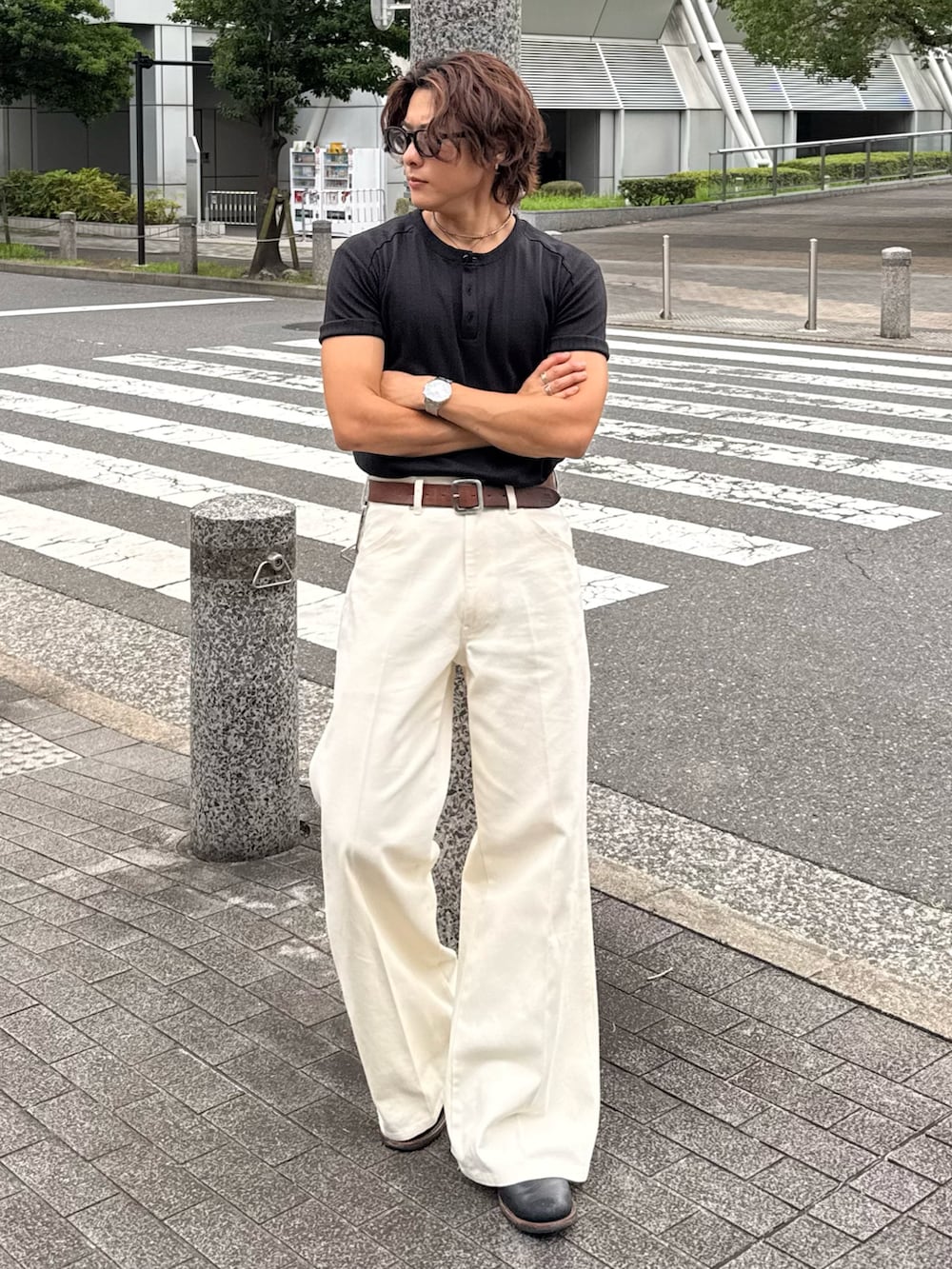 グリーン系のTシャツ/カットソー、ホワイト系のデニムパンツ、ブラック系のブーツを着用したメンズの夏コーディネートの2枚目の写真