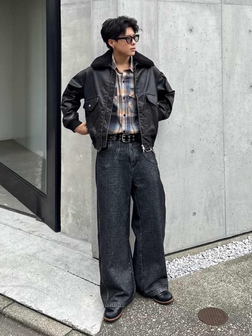 グレー系のシャツ/ブラウス、ブラック系のブルゾン、ブルー系のデニムパンツを着用したメンズの秋コーディネートの2枚目の写真