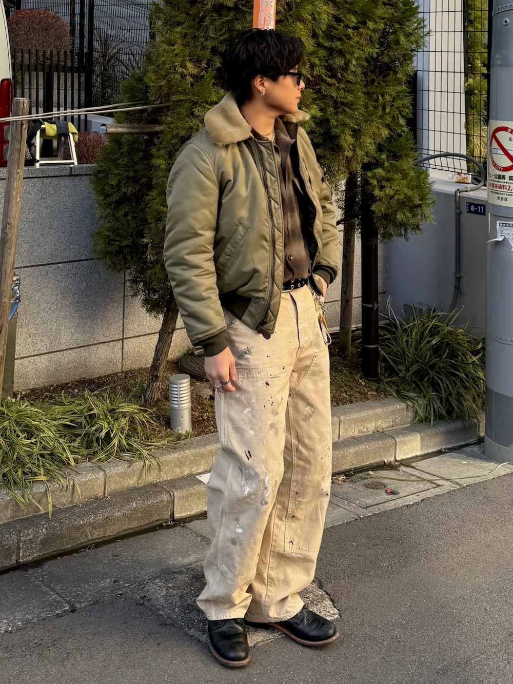 ベージュ系のその他パンツ、ブラウン系のシャツ/ブラウス、グリーン系のミリタリージャケットを着用したメンズの冬コーディネートの2枚目の写真