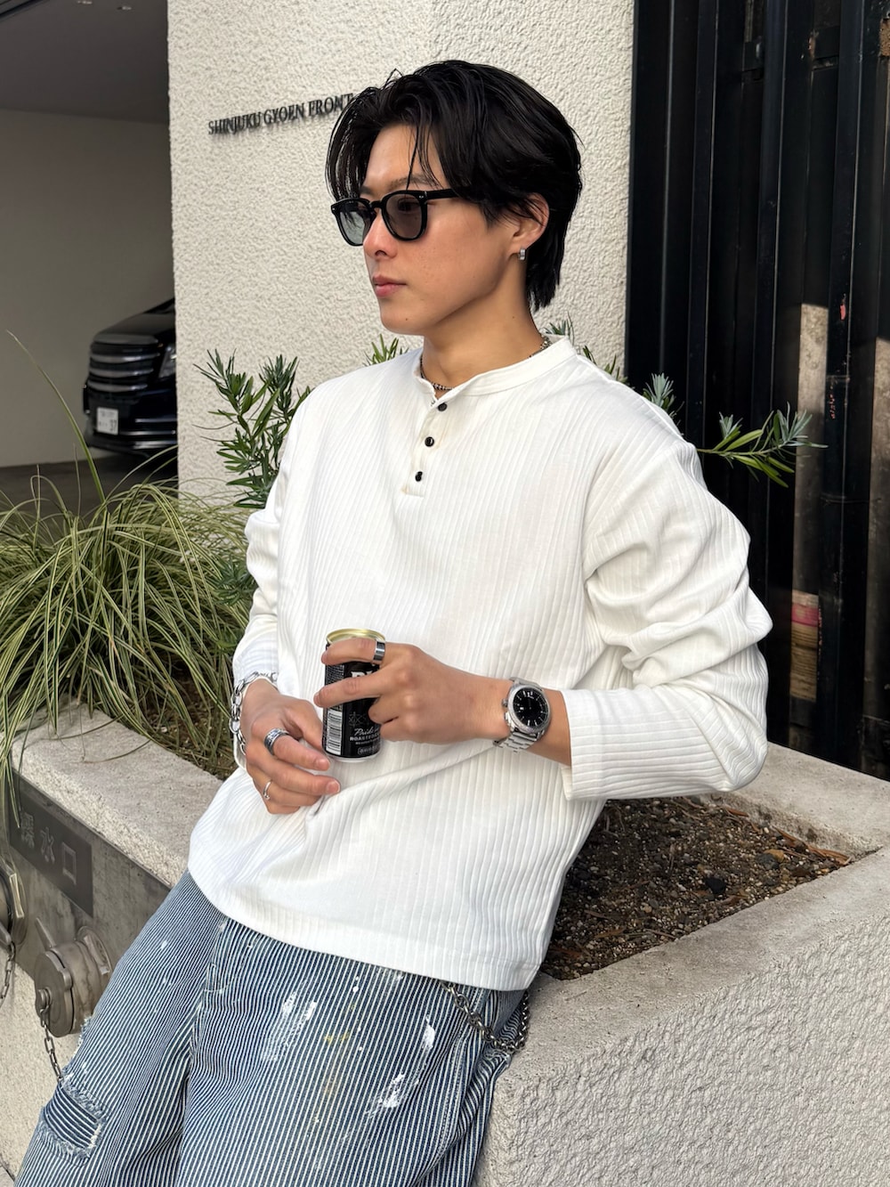 シルバー系のアナログ腕時計を着用したメンズの春コーディネートの2枚目の写真