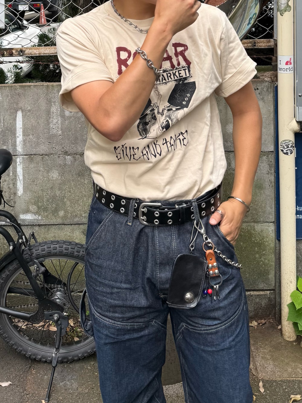 ベージュ系のTシャツ/カットソー、ブルー系のデニムパンツ、グレー系のローファーを着用したメンズの夏コーディネートの4枚目の写真