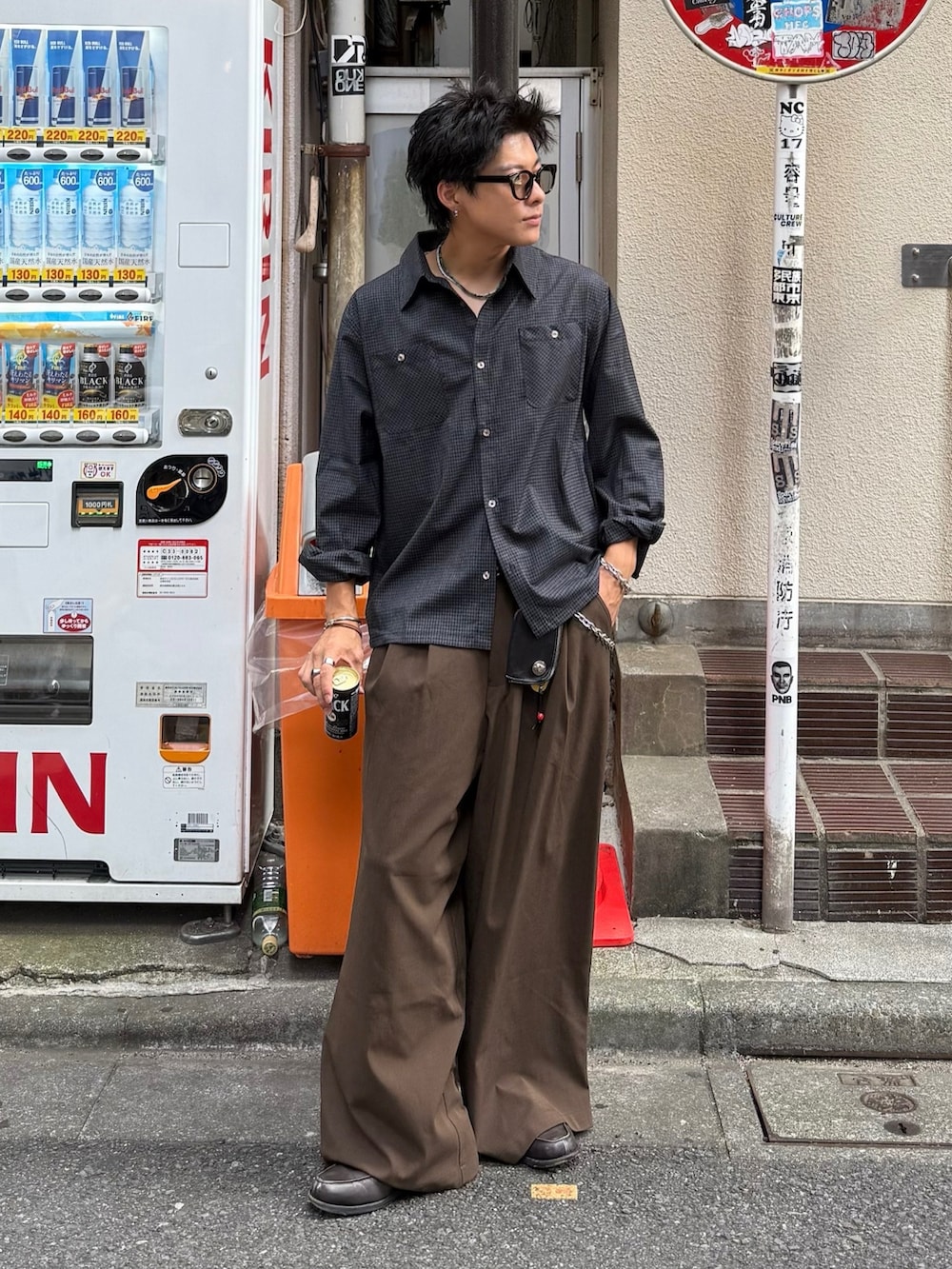 ブラック系のシャツ/ブラウス、ブラウン系のスラックス、グレー系のローファーを着用したメンズの秋コーディネートの2枚目の写真