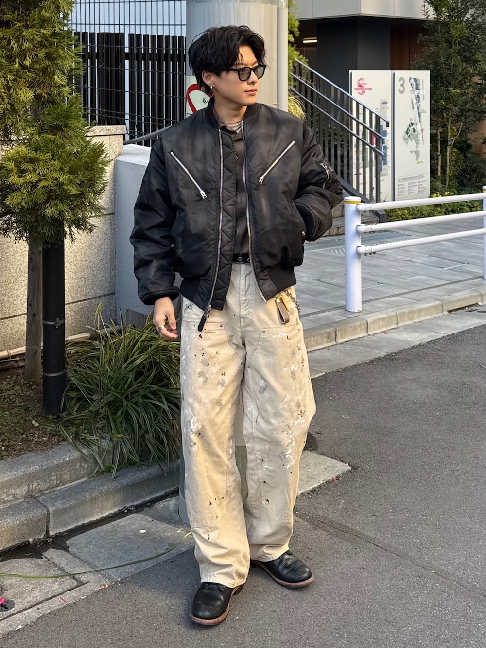 ベージュ系のその他パンツ、ブラウン系のシャツ/ブラウス、ブラック系のMA-1を着用したメンズの冬コーディネートの2枚目の写真